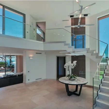 Hauteur De Cannes 700 M2 Luxueuse Et Raffinee *