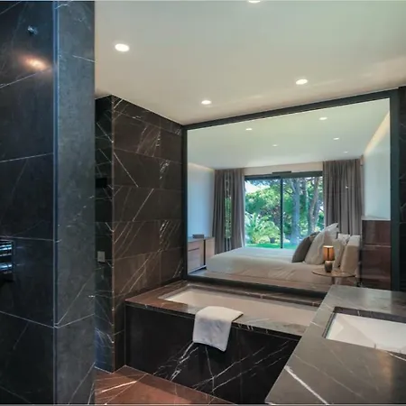 Hauteur De Cannes 700 M2 Luxueuse Et Raffinee * Vallauris